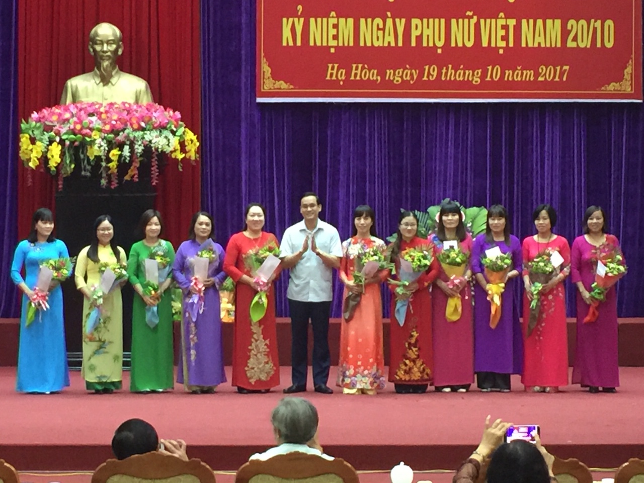 Hạ Hòa gặp mặt cán bộ nữ nhân kỷ niệm Ngày phụ nữ Việt Nam 